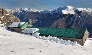 10 Baita del Giacom, sullo sfondo la Valsecca di Roncobello...